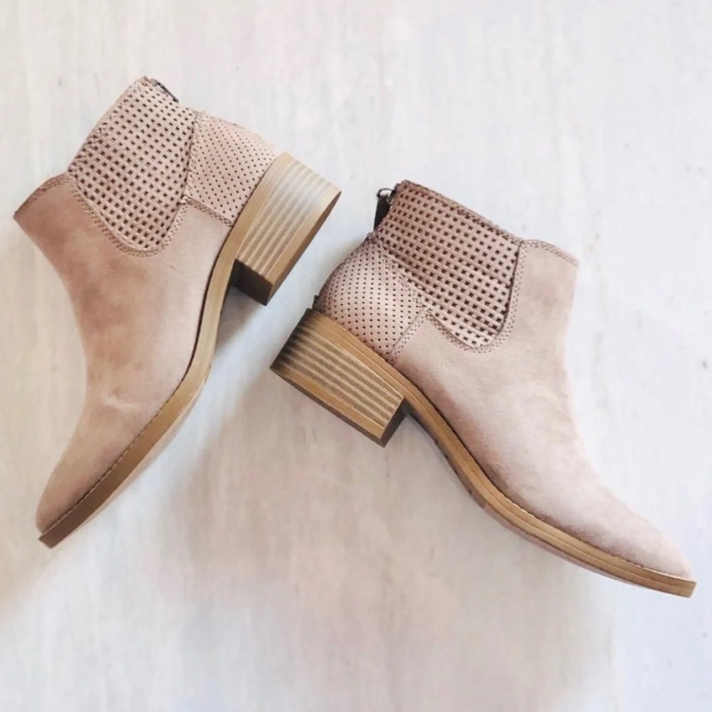 New Dolce Vita DV Finley Perforated Faux Suede Brown Taupe Ankle Boots Size 5